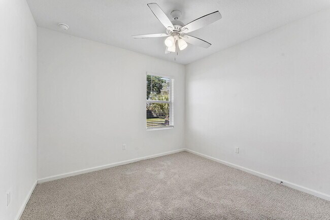 Building Photo - 357 SE Oakridge Dr