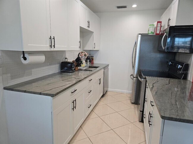 Building Photo - 650 Pinellas Point Dr S