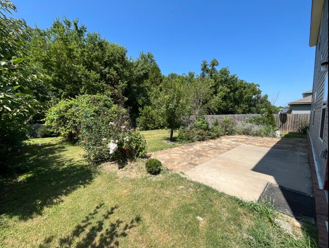 Building Photo - 906 SW Green World St