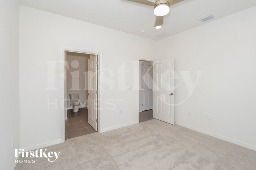 Building Photo - 303 Corbel Ln