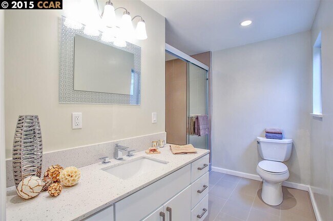 Building Photo - Gorgeous, Massive, 1BR/1BA, Fully Updated, 1000sqft+, A+++ Location, Parking Included