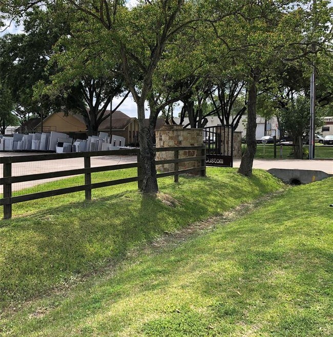 Building Photo - 5606 Old Greenhouse Rd