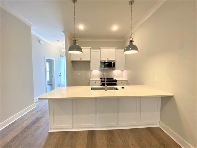 Building Photo - 2 Bedroom Off Jefferson Near Highland