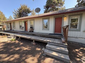 Building Photo - COZY 1 BEDROOM, 1 BATH APARTMENT LOCATED I...