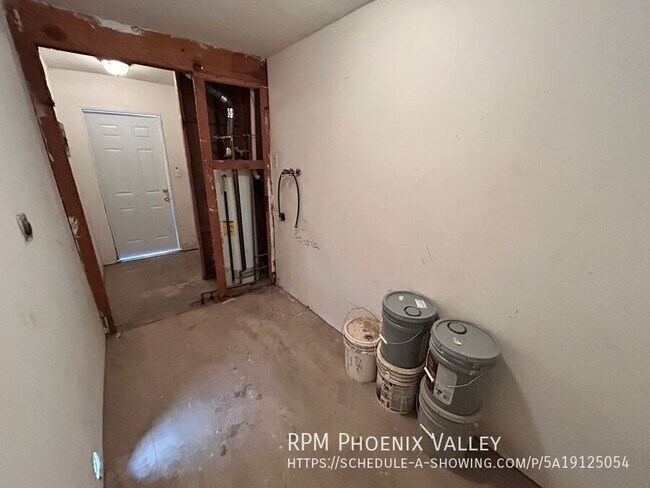 Building Photo - 8443 W Glenrosa Ave