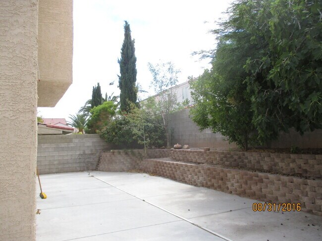 Building Photo - 1705 Encarta St