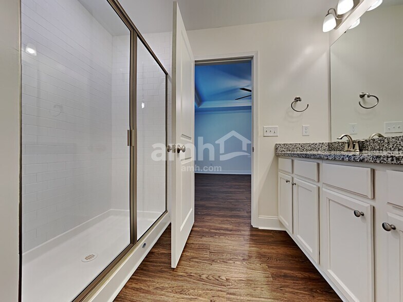 Building Photo - 986 Theodore Rd