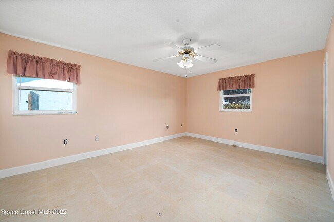 Building Photo - 512 Dolphin St