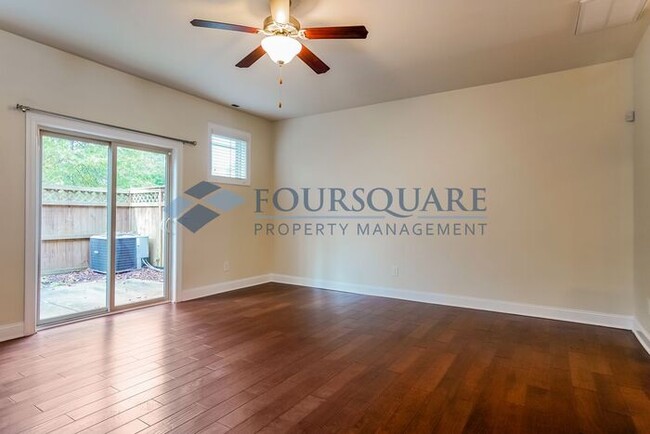 Building Photo - Townhome | Washer /Dryer Included | Enclos...