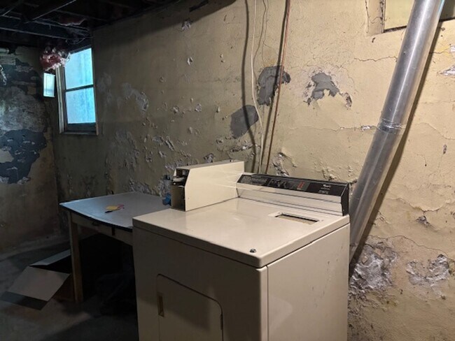 Building Photo - 2 BR/1 BA Apartment in a Great Minneapolis...