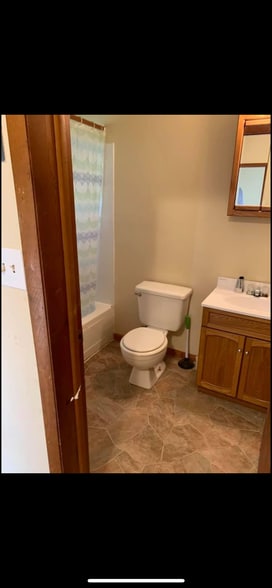 Building Photo - 208 Maple St