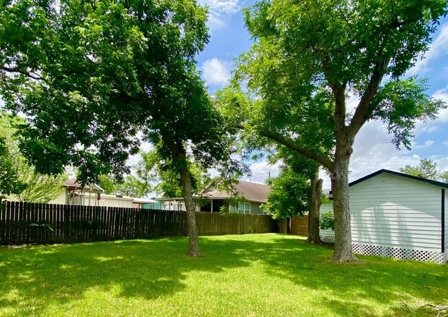 Building Photo - 810 Avenue D