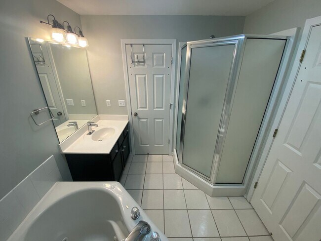 Building Photo - Beautiful Two Bedroom Townhome in Plymouth for $2,299.00/month!