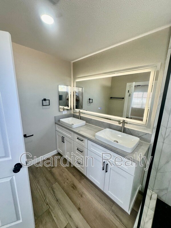 Building Photo - 275 Adorno Dr