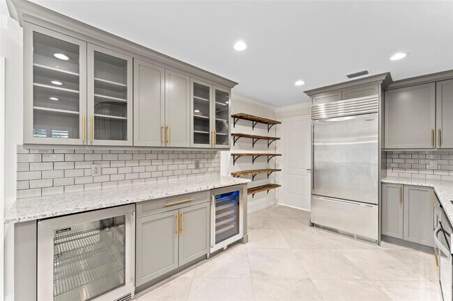 Building Photo - 2530 NE 49th St