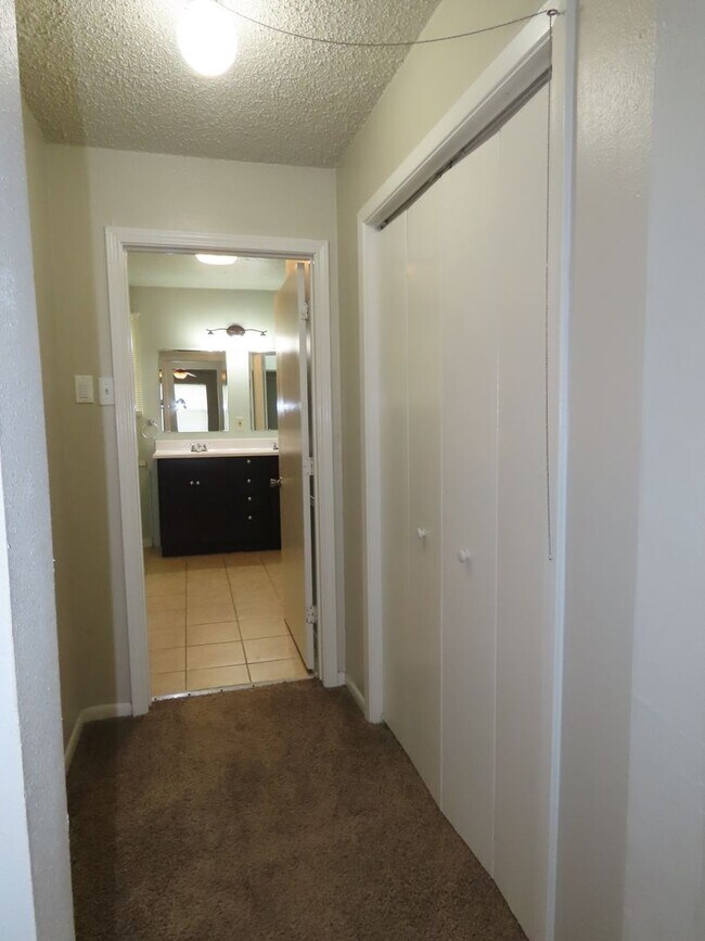 Building Photo - Charming 3 Bedroom, 2 Bath Home w/Den!