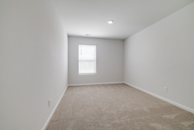 Building Photo - Spacious 4-Bedroom Home in Sought-After Lo...