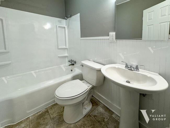 Building Photo - Charming Two-Bedroom, One-Bathroom Rental ...