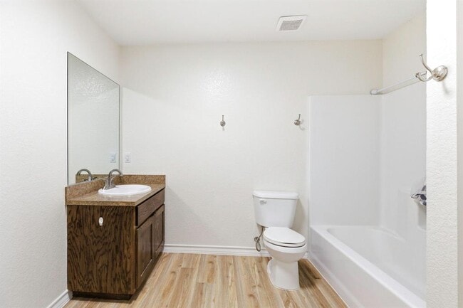 Building Photo - 823 N Commerce St