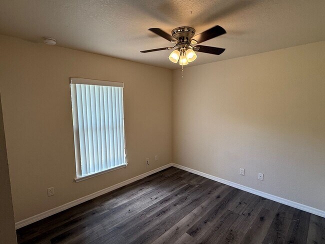 Building Photo - 2 Bedroom, 2 1/2 Bathroom Apartment