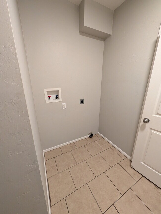 Building Photo - Spacious 2 Bedroom with Private Yard!