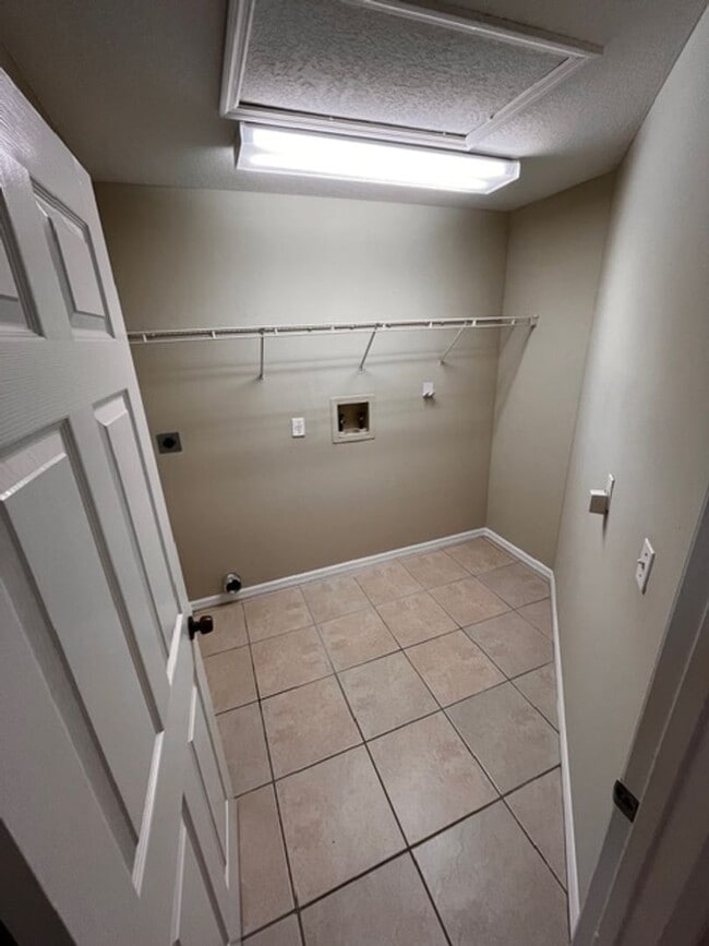 Building Photo - Beautiful 3/2 Maintenance Free Home