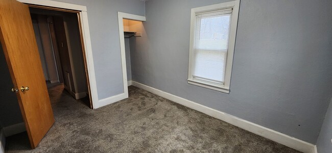 Building Photo - Spacious 3 Bedroom, 1 Bathroom with bonus ...