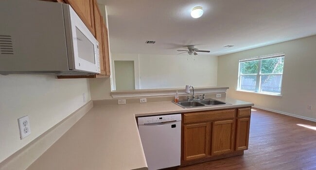 Building Photo - 940 Goldenrod St