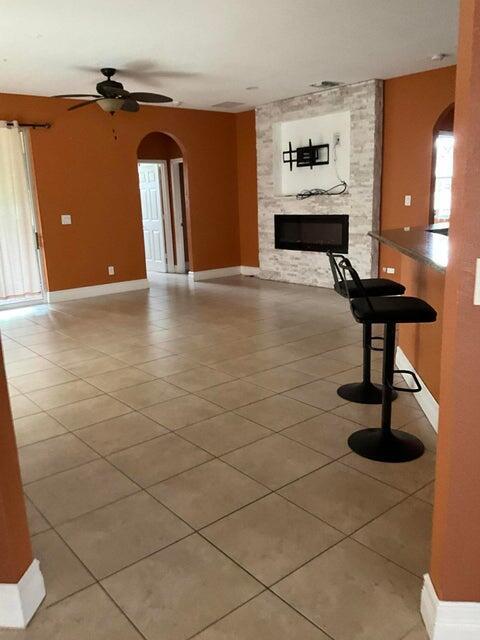 Building Photo - 1371 SW Halford Ave