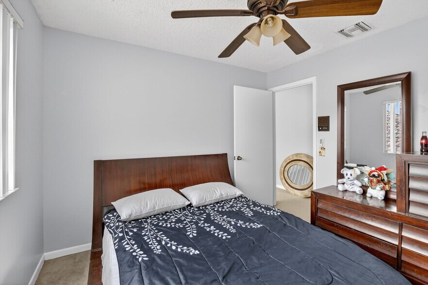 Building Photo - 9481 Oak Grove Cir