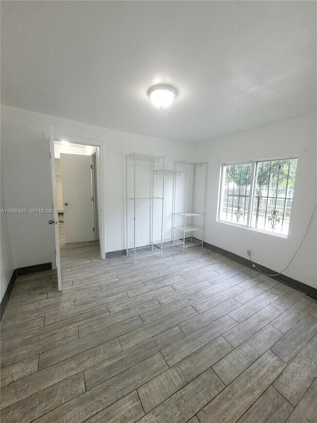 Building Photo - 5720 NE Miami Pl