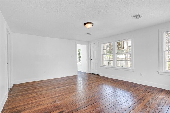 Building Photo - 906 E 39th St