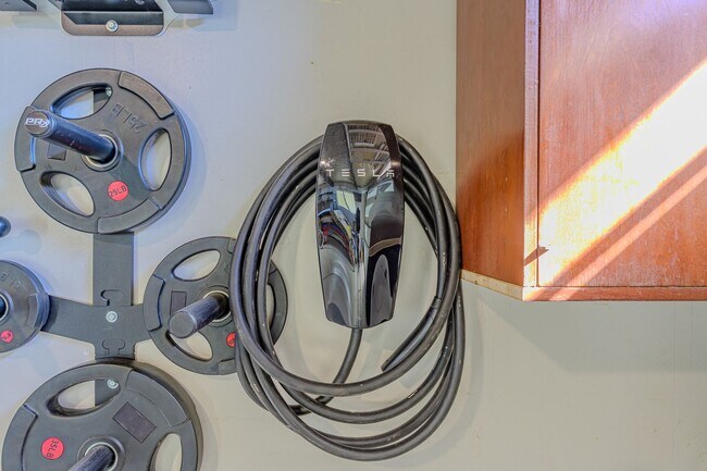 Building Photo - Luxurious Modern Living in the Heart of San Diego with Solar!