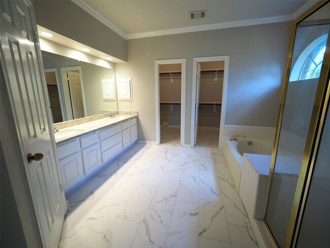 Building Photo - 15122 Greenleaf Ln