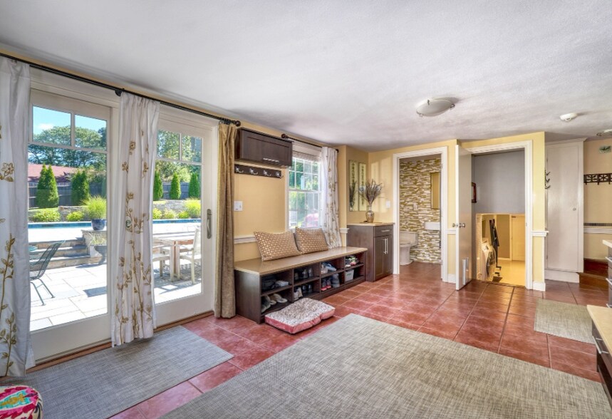 Building Photo - 65 Sherburne Rd S