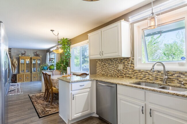 Building Photo - 1126 Tiverton Ct