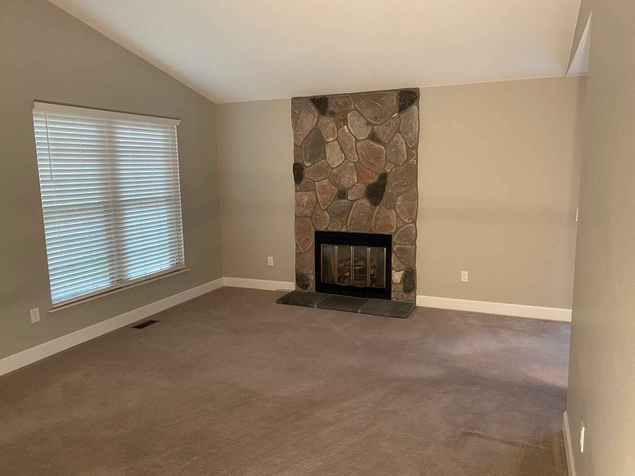 Building Photo - 7762 Lake Ridge Dr