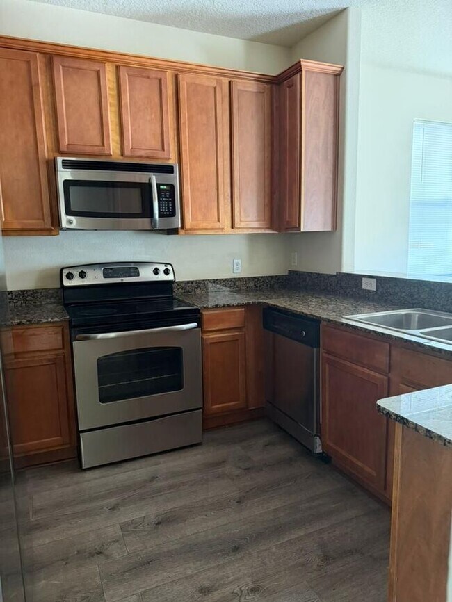 Building Photo - Updated 3 bed 2.5 bath Townhome