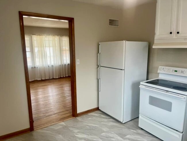 Building Photo - 118 E 4th St