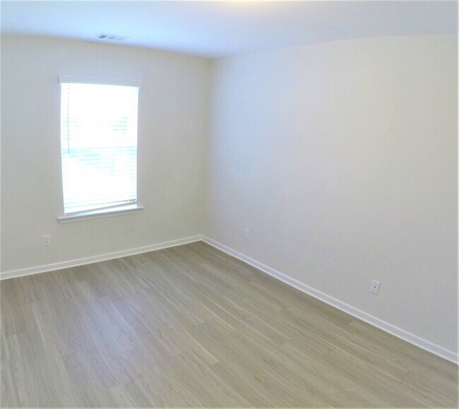 Building Photo - 5 Newport Sq Ct