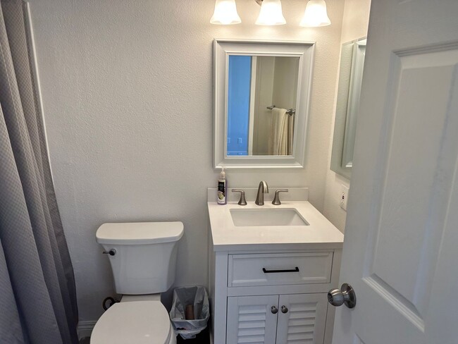 Building Photo - Remodeled 1 bedroom in IB