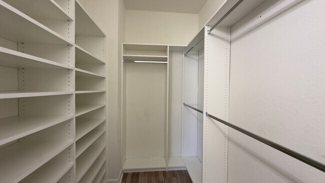 Building Photo - Charming 2-Bed Townhouse with on Ashley River Road!