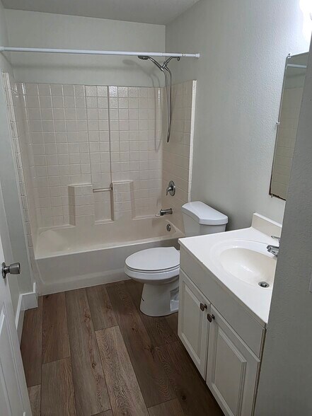 Building Photo - 512 13th Pl