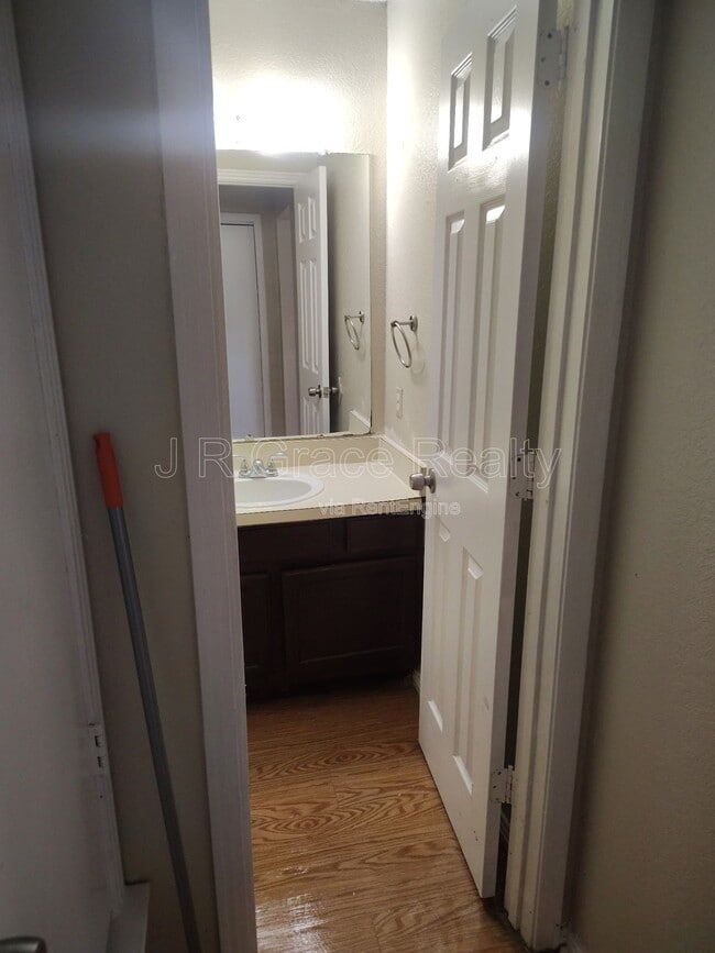 Building Photo - 5947 Shadydell Dr