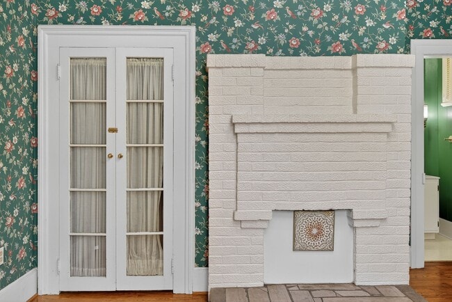 Building Photo - Charming 4BR / 3BA Historic Home with Big Backyard! BR VA