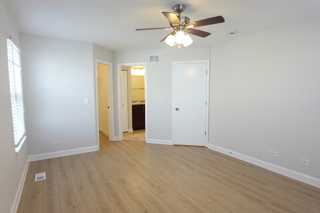 Building Photo - 881 Essex Cir