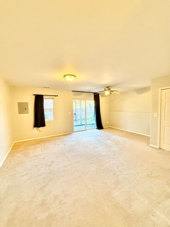 Building Photo - End- unit townhome on Hamlet!