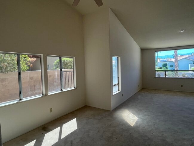 Building Photo - 40180 Eastwood Ln