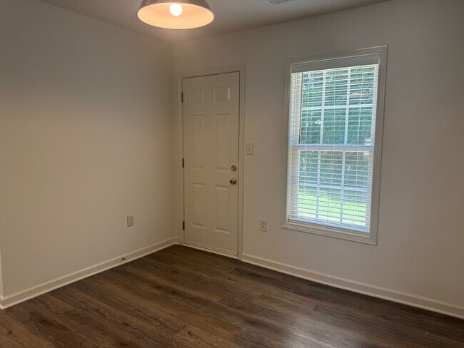 Building Photo - Three Bedroom Townhouse in Sherrills Ford with Bonus Room
