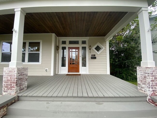Building Photo - Georgous 5 bedroom 2.5 bath home in Downto...